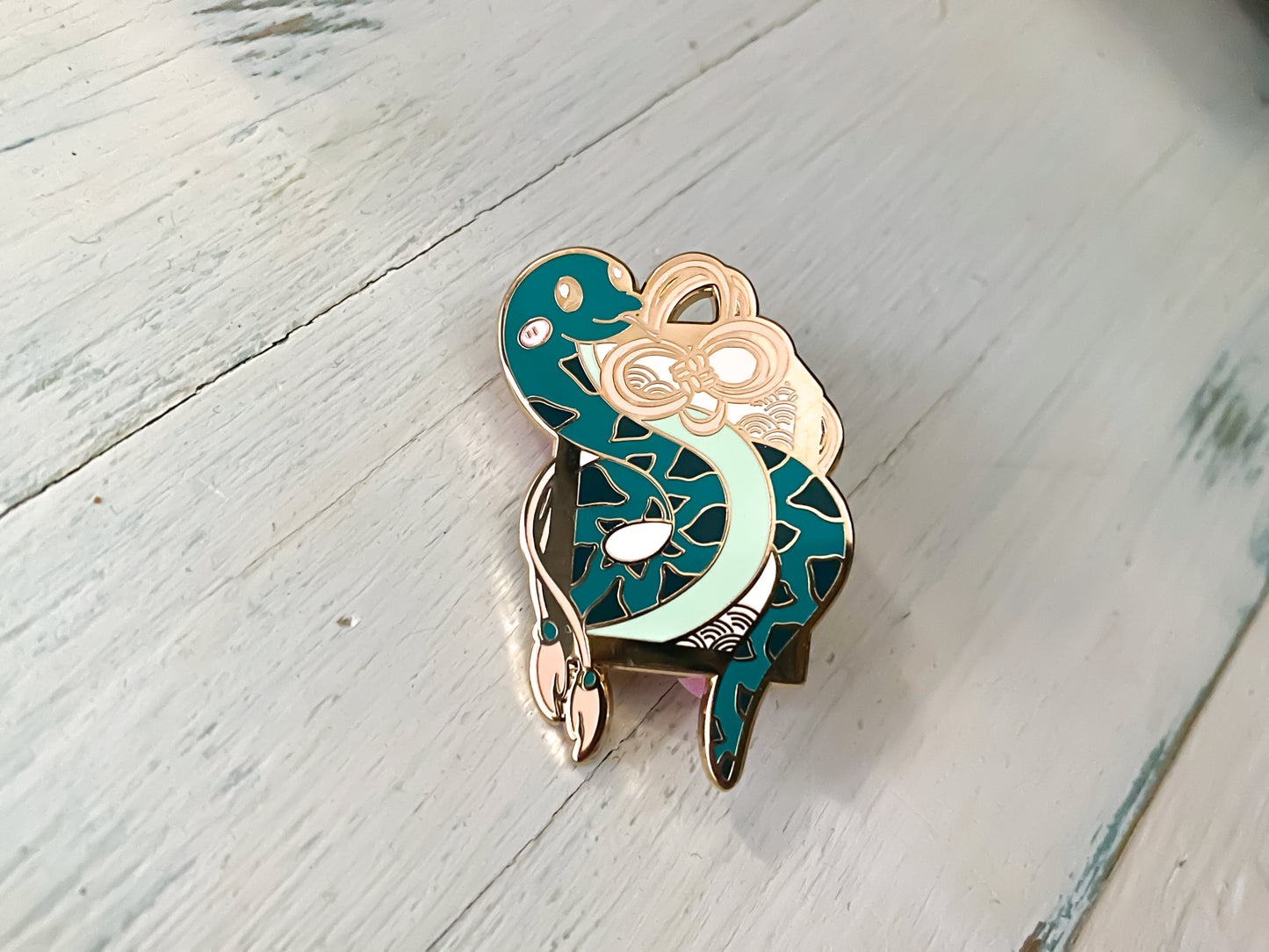 Enamel Pin - Omamori Snake Green (smalart mail 01/25)